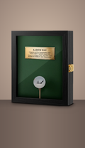Pelota de Golf Autografiada por Aaron Rai. St. Jude Championship. Enmarcado Shadow Box. Certificado PSA