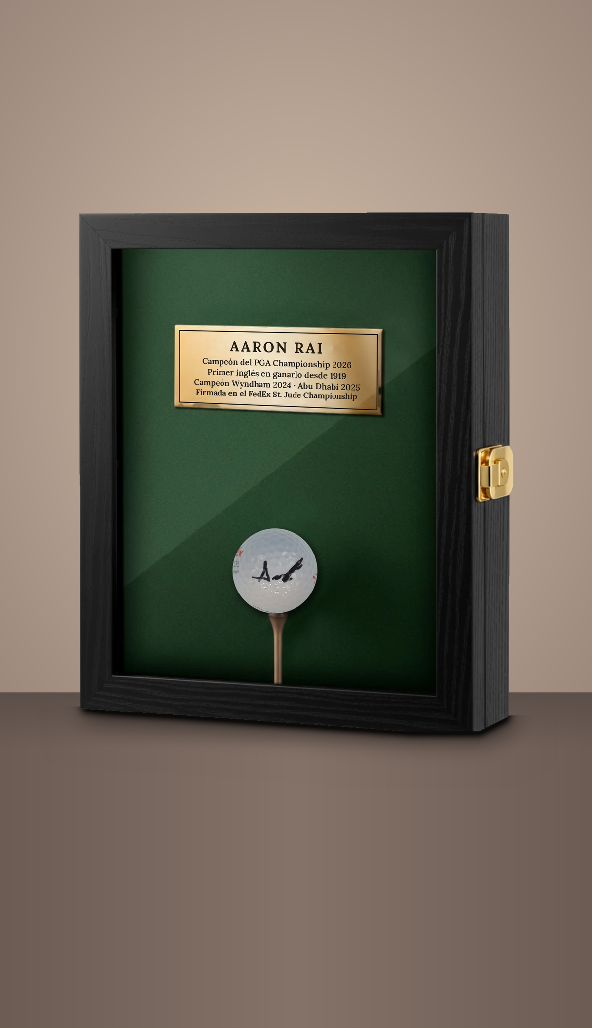 Pelota de Golf Autografiada por Aaron Rai. St. Jude Championship. Enmarcado Shadow Box. Certificado PSA