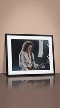 Fotografía 8x10 Autografiada por Brian May. Queen. Certificado PSA