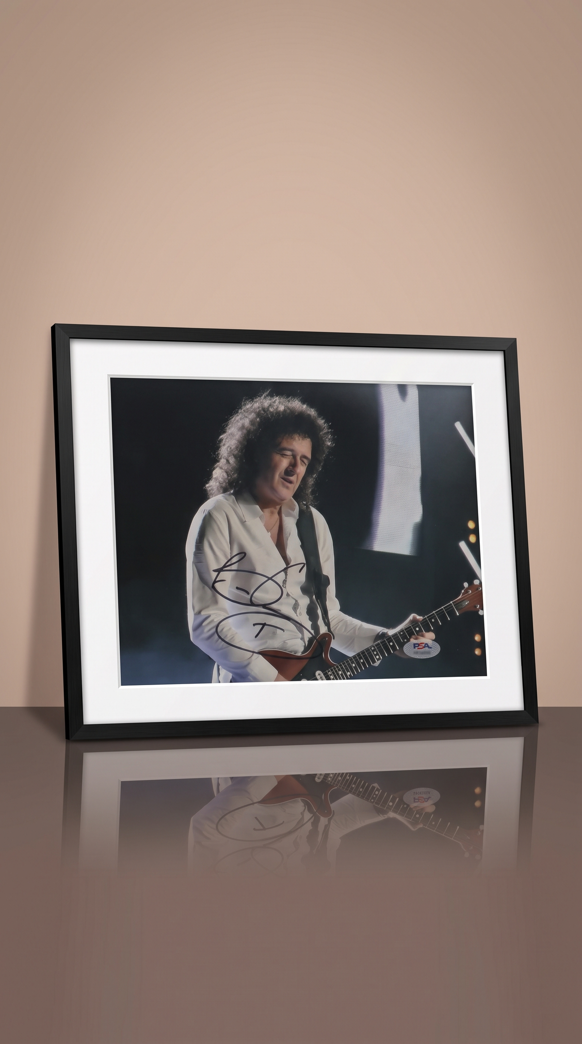Fotografía 8x10 Autografiada por Brian May. Queen. Certificado PSA