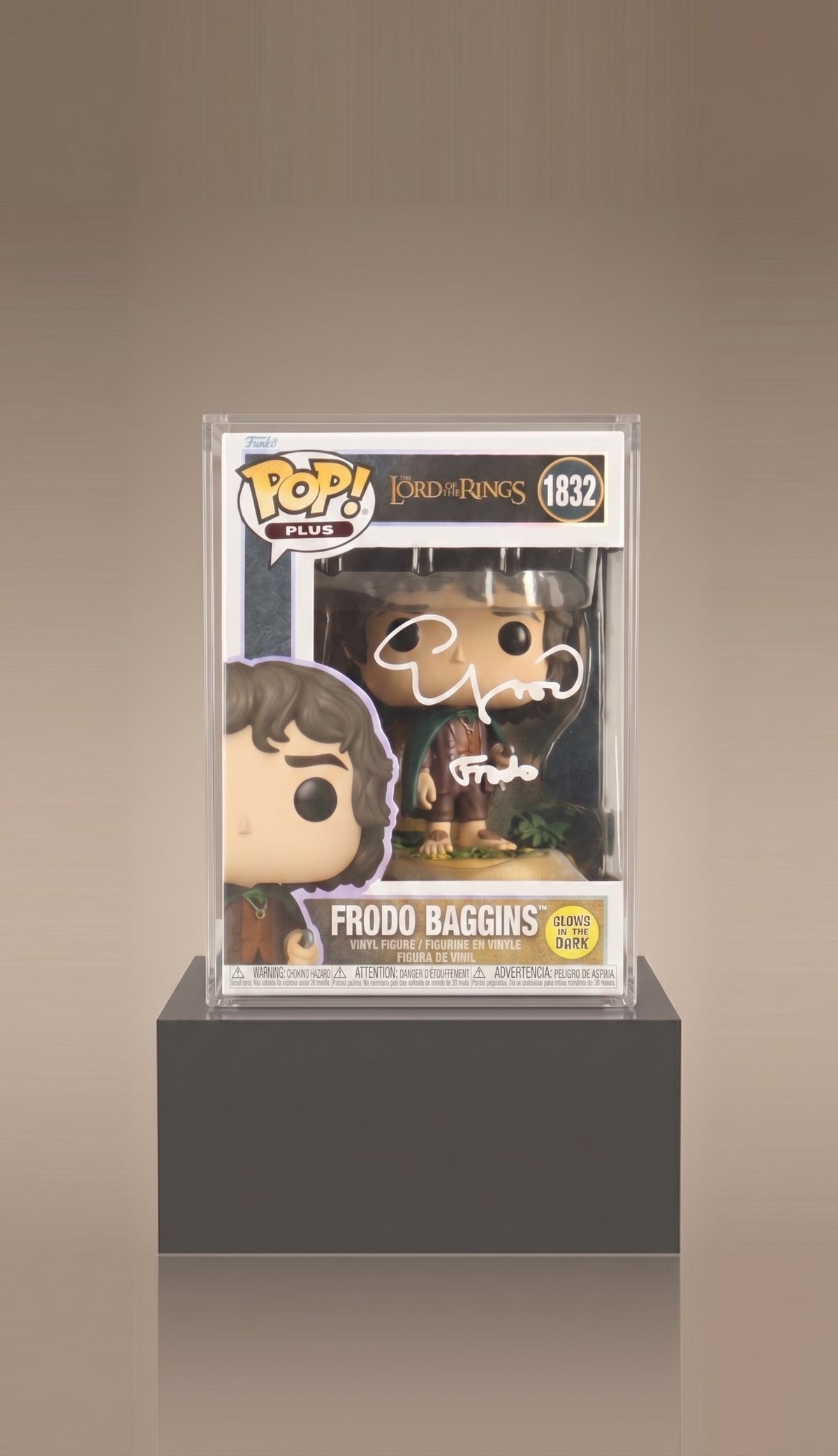 Funko Pop! Frodo Baggins #1832 (Glows in the Dark).  Firmado por Elijah Wood. Certificado Beckett