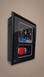 Guante de Boxeo Autografiado por Mike Tyson y Evander Holyfield. "The Bite Fight". Enmarcado Shadow Box. Doble Certificado
