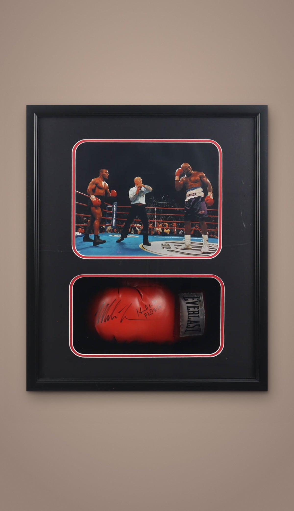 Guante de Boxeo Autografiado por Mike Tyson y Evander Holyfield. "The Bite Fight". Enmarcado Shadow Box. Doble Certificado