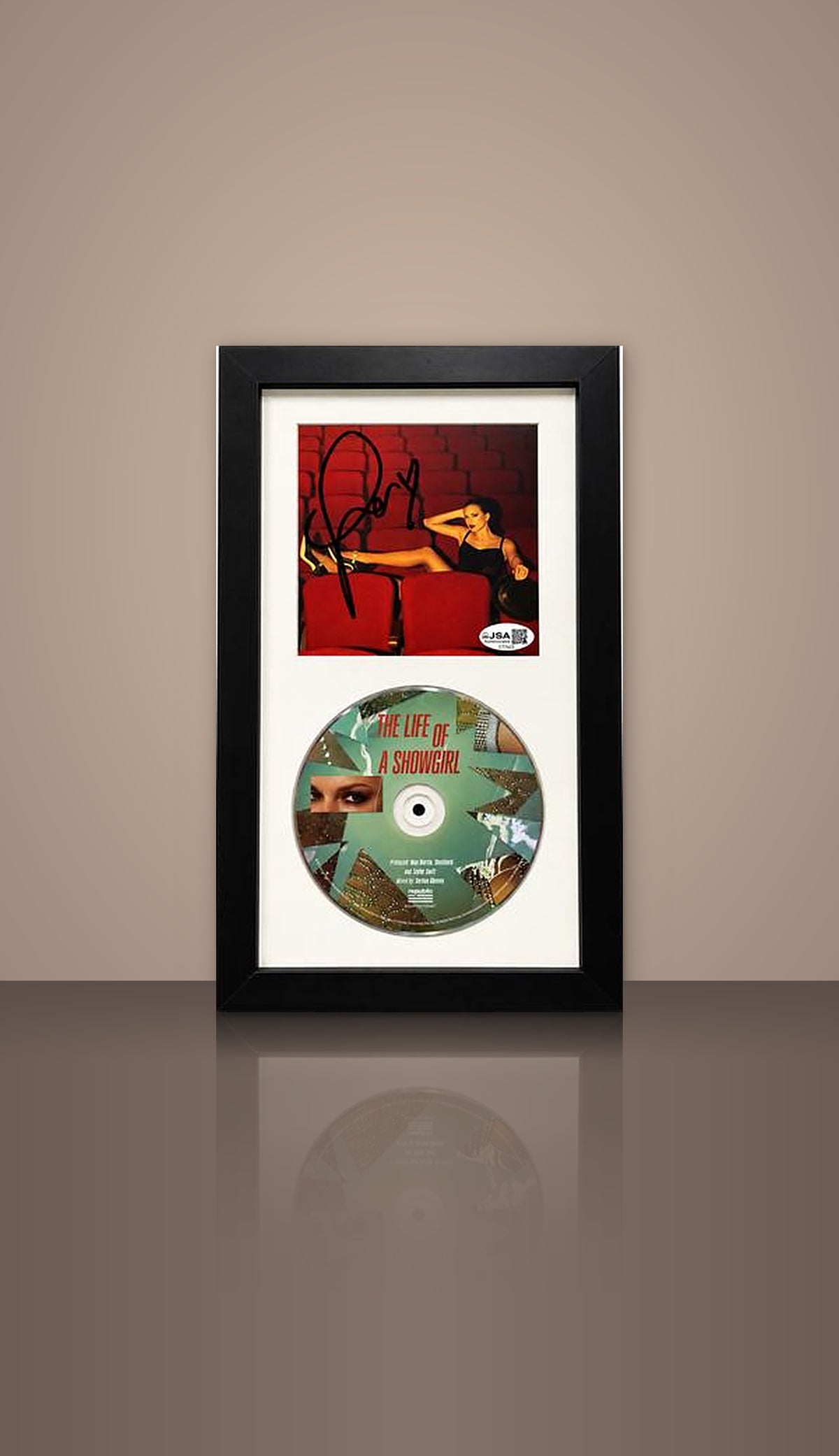 CD Autografiado por Taylor Swift. The Life of a Showgirl. Enmarcado. Certificado JSA