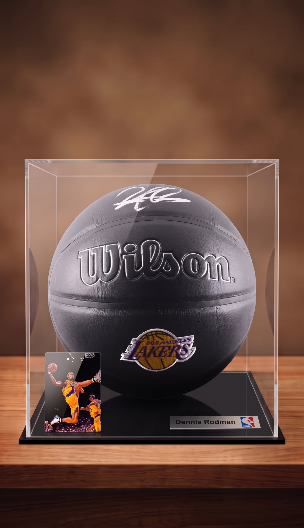 Balón de Básquetbol Autografiado por Dennis Rodman. Vitrina de Exhibición. Certificado Beckett Witness