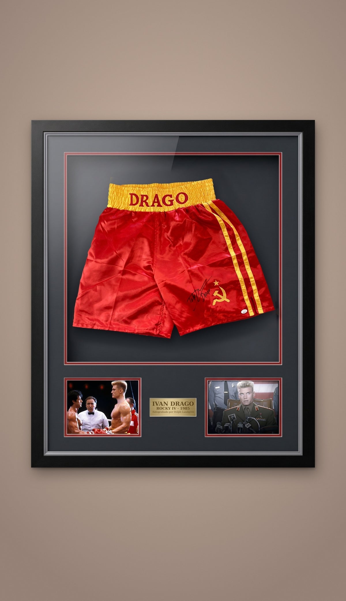 Short de Boxeo Autografiado por Dolph Lundgren (Ivan Drago). Rocky IV. Enmarcado Shadow Box. Certificado JSA