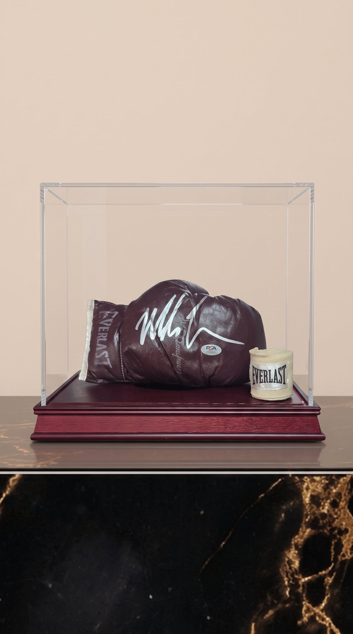 Guante de Boxeo Vintage Autografiado por Mike Tyson. Modelo Jack Dempsey. Vitrina Incluida. Certificado PSA