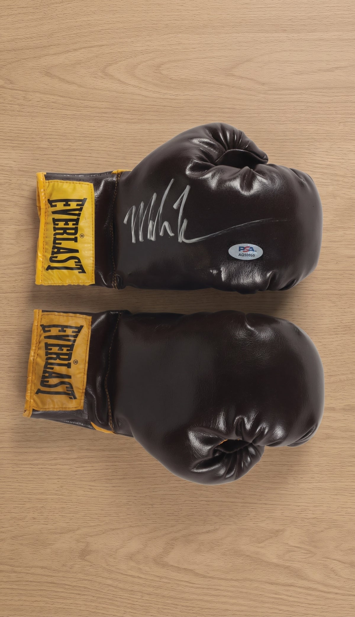 Guantes de Boxeo Everlast Vintage Autografiados por Mike Tyson. Par Completo con Caja Original