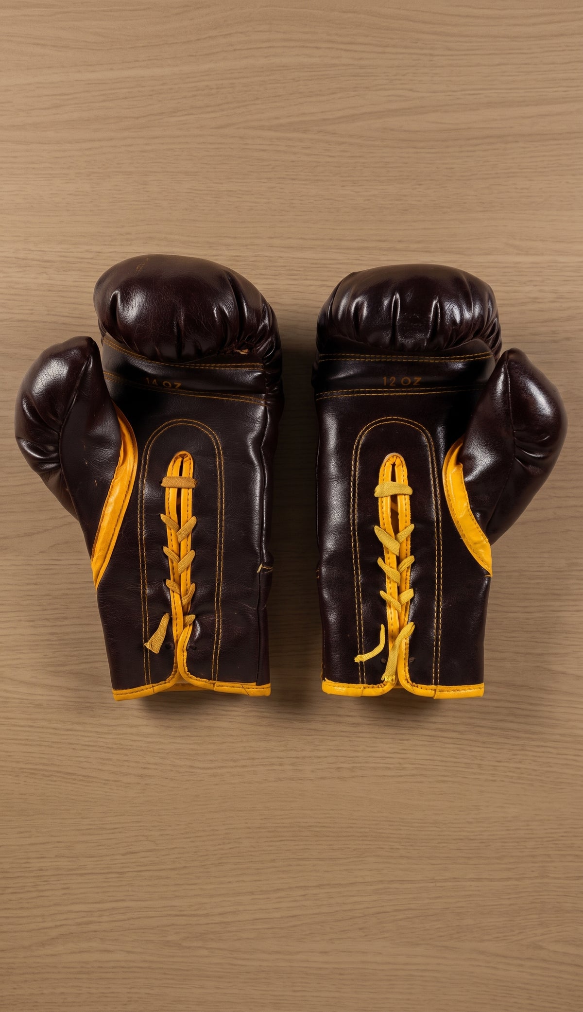 Guantes de Boxeo Everlast Vintage Autografiados por Mike Tyson. Par Completo con Caja Original