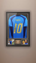 Jersey de Italia Autografiado por Francesco Totti. Enmarcado Premium. Certificado Beckett