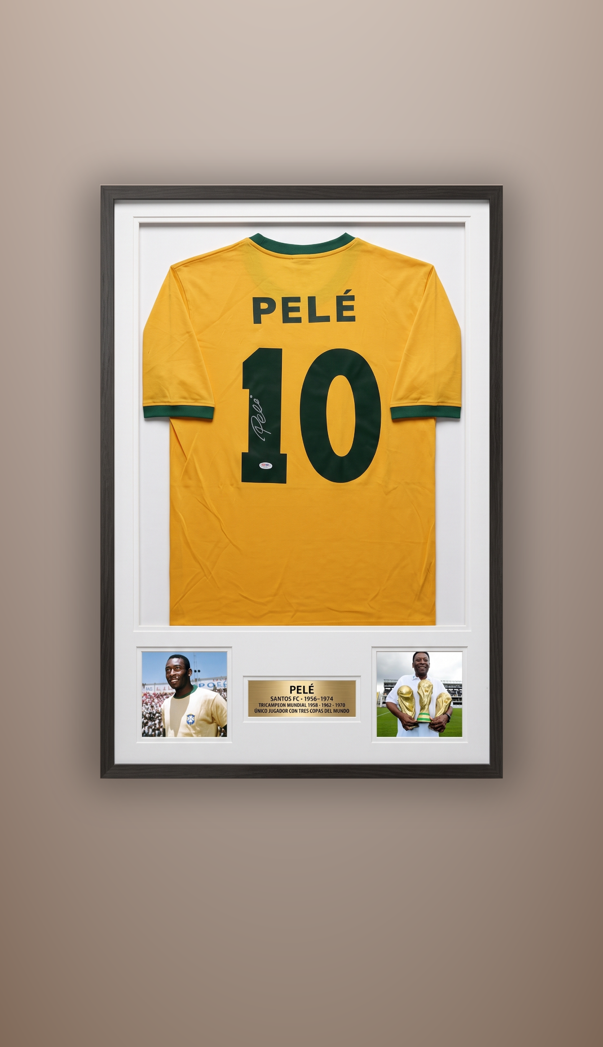 Jersey Clásico Selección Brasileña Autografiado de la mano del Rey Pelé. Certificado PSA y Beckett.