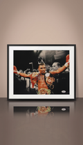 Fotografía Autografiada por Mike Tyson. Campeón Indiscutido. Certificado JSA
