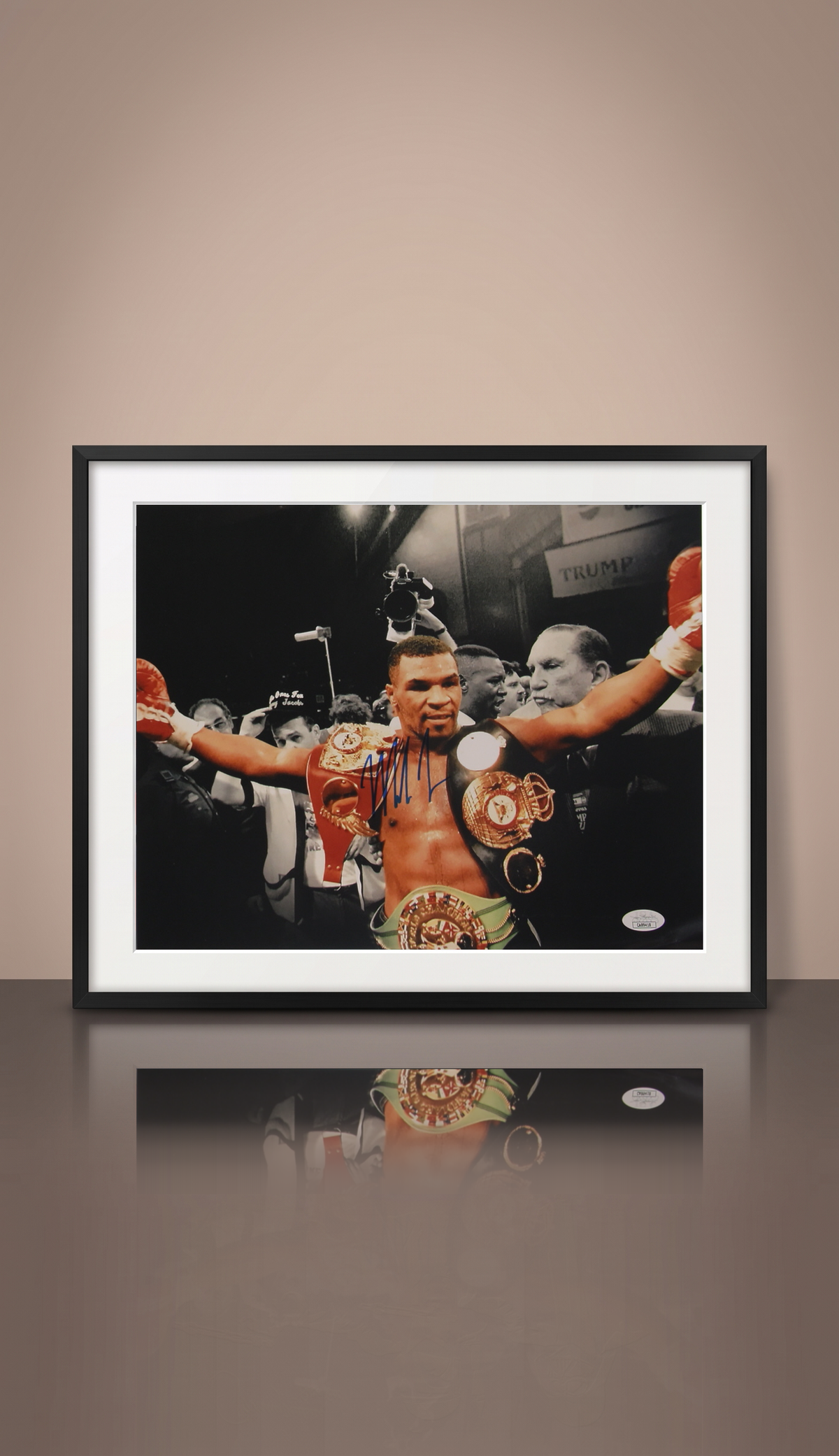Fotografía Autografiada por Mike Tyson. Campeón Indiscutido. Certificado JSA