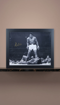 Fotografía de Gran Formato Autografiada por Muhammad Ali. Enmarcada. Carta de Autenticidad Beckett