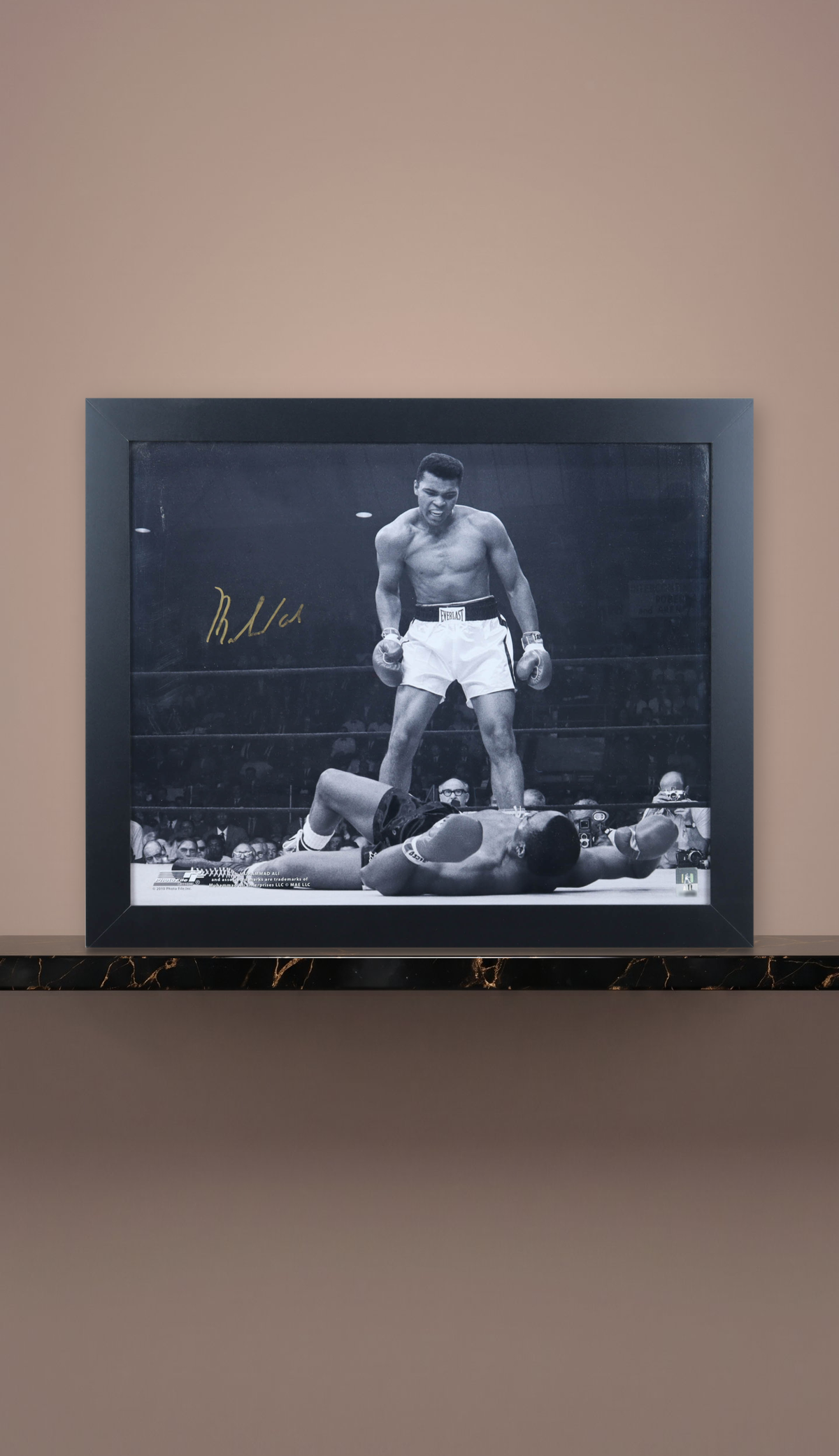 Fotografía de Gran Formato Autografiada por Muhammad Ali. Enmarcada. Carta de Autenticidad Beckett