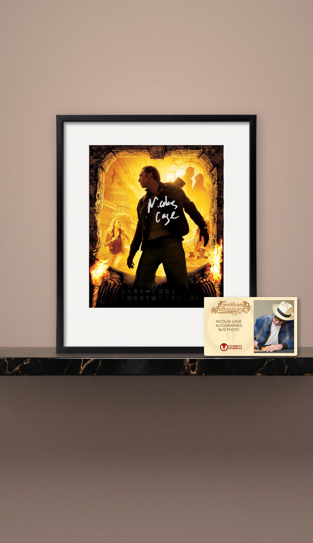 Fotografía de National Treasure Autografiada por Nicolas Cage. Enmarcada. Certificado Celebrity Authentics