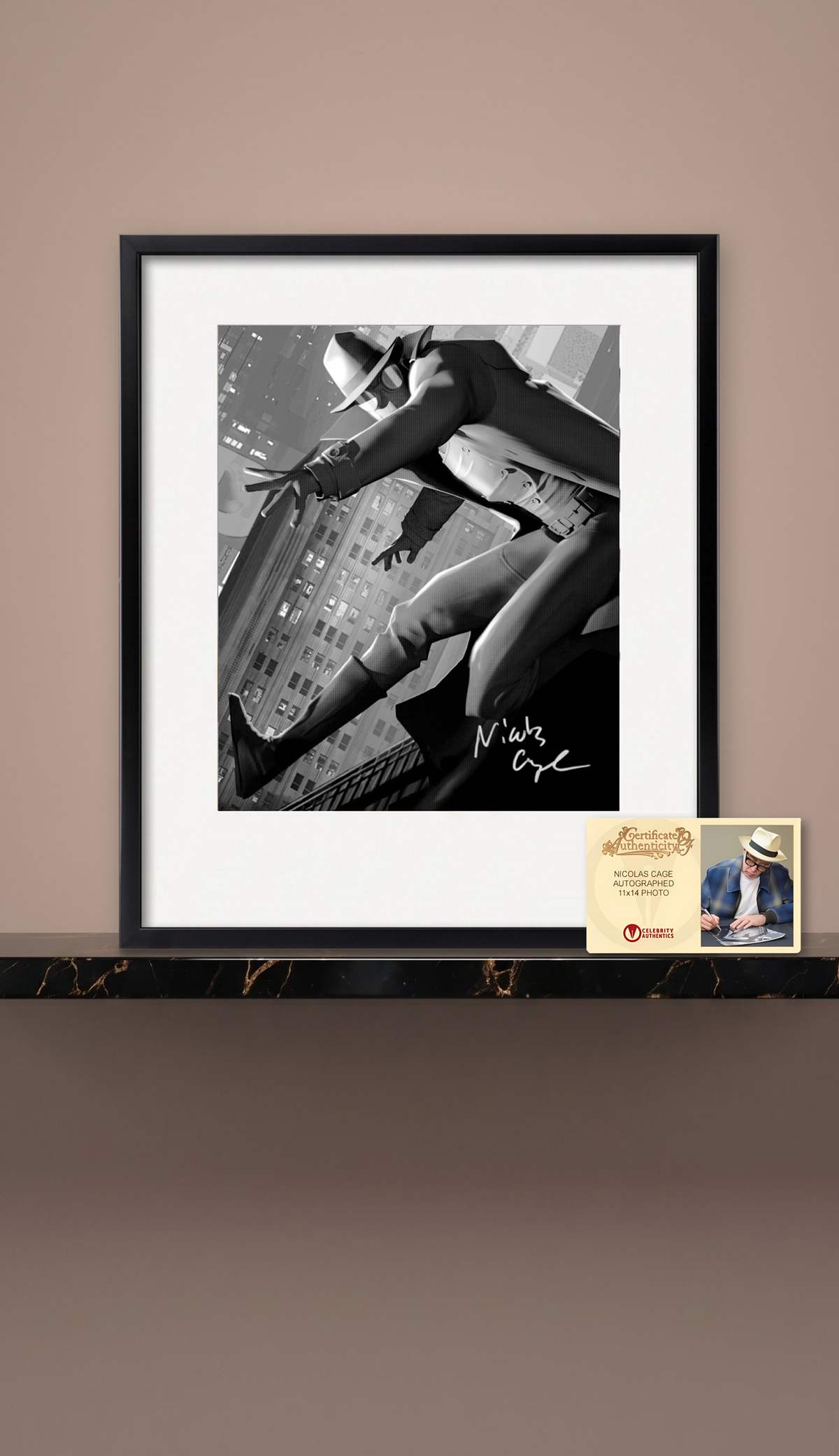 Fotografía Autografiada por Nicolas Cage (Spider-Man Noir). Enmarcada. Certificado Celebrity Authentics