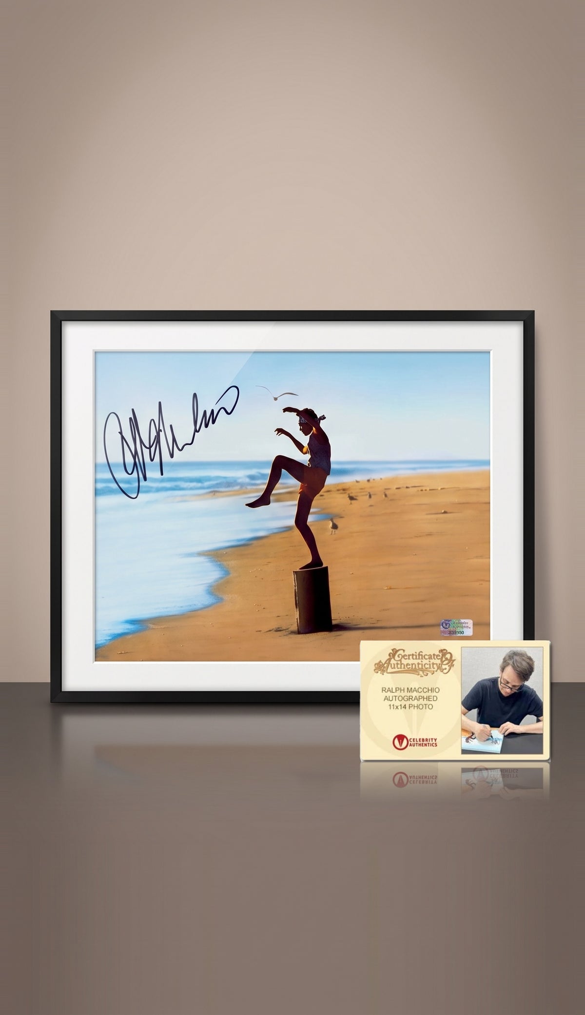 Fotografía Autografiada por Ralph Macchio, Pose de la Patada de la Grulla